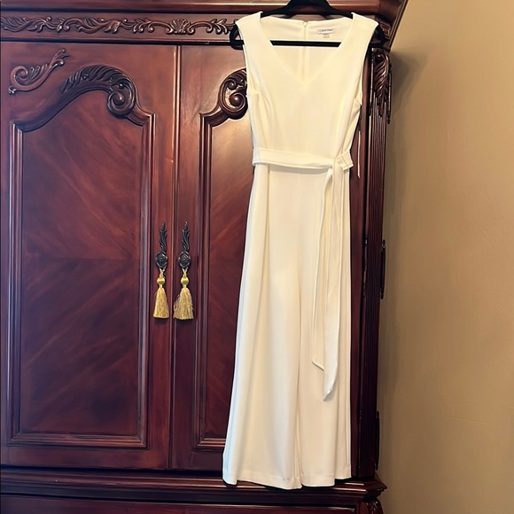 White Sleeveless V- Neck Jumpsuit Sz 6